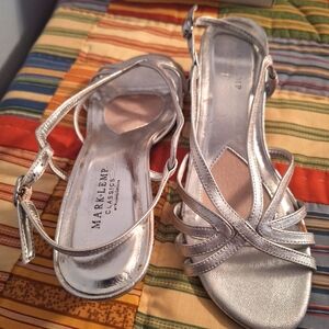 NWT Walking Cradles Silver Strappy Sandals Size 8.5